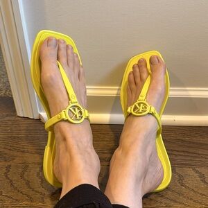 New rare neon yellow Calvin Klein jeans flip flops size 9 NWT